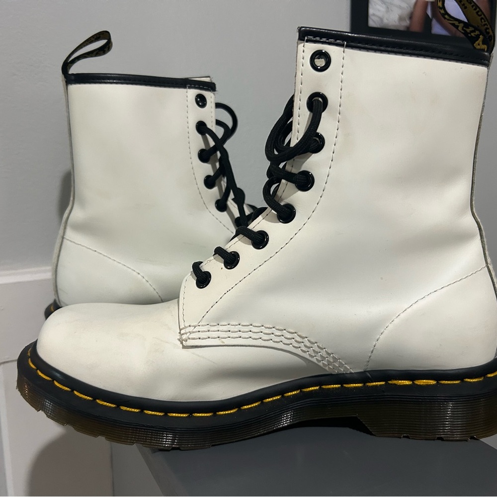 White Dr Martens size 8 like new condition